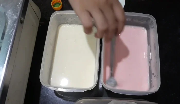 Để nguội và cho vào ngăn mát tủ lạnh khoảng 2 tiếng.