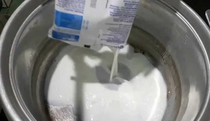 Cho hai bịch sữa tươi vào hỗn hợp gelatin.