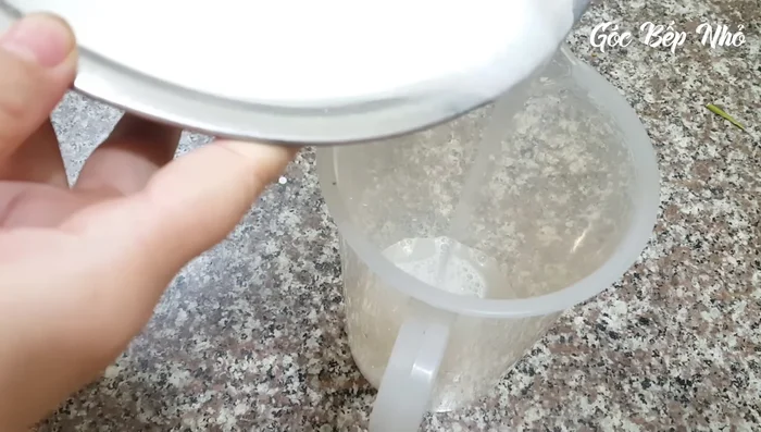 Sau khi bột nghỉ 1 giờ, lược bỏ phần nước trên bề mặt, thêm 200ml nước lọc, khuấy đều.