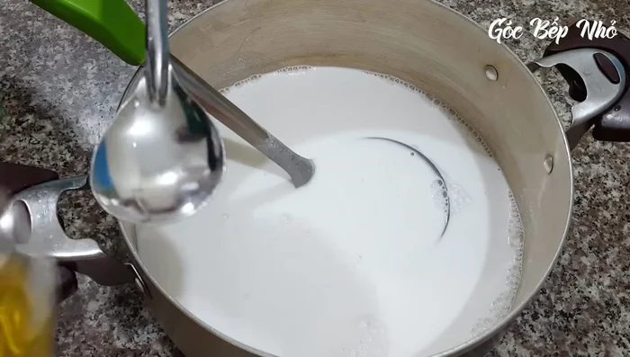 Đun bột: Cho bột vào chảo chống dính hoặc nồi dày, thêm 2 muỗng canh dầu ăn, khuấy đều. Đun lửa vừa, khuấy liên tục đến khi bột sệt lại. Tắt bếp, khuấy đều cho bột nguội.