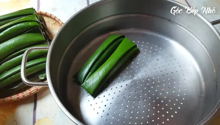 Hấp bánh: Hấp bánh trong khoảng 40-60 phút cho đến khi chín mềm.