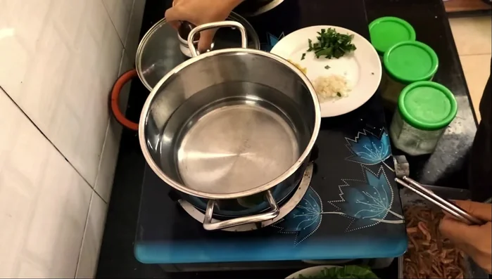 Cho nước vào nồi, đun sôi. Thêm hạt nêm, mắm canh vào.
