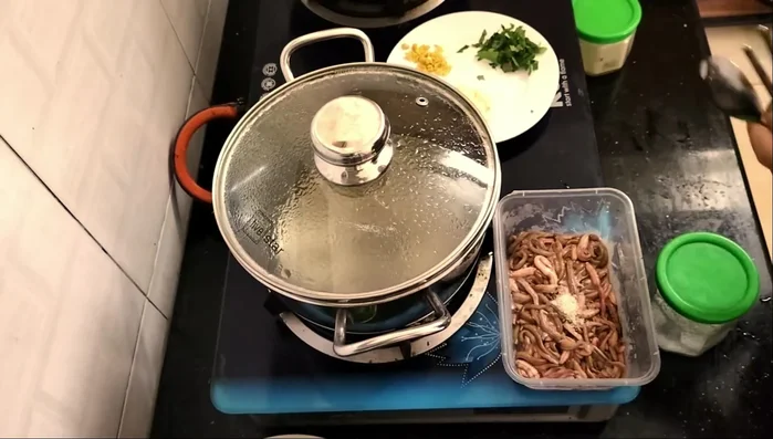 Cho rươi vào nồi nước đang sôi, đánh đều nhẹ nhàng (nếu muốn rươi nguyên con thì đảo nhẹ).