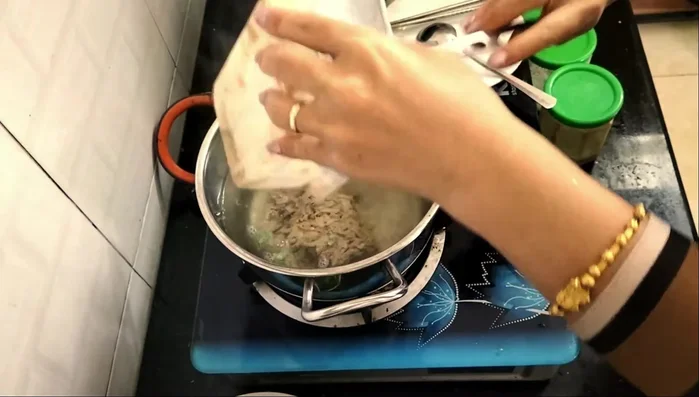 Đun sôi trở lại, cho rau cải đắng vào. Nêm nếm gia vị cho vừa khẩu vị.