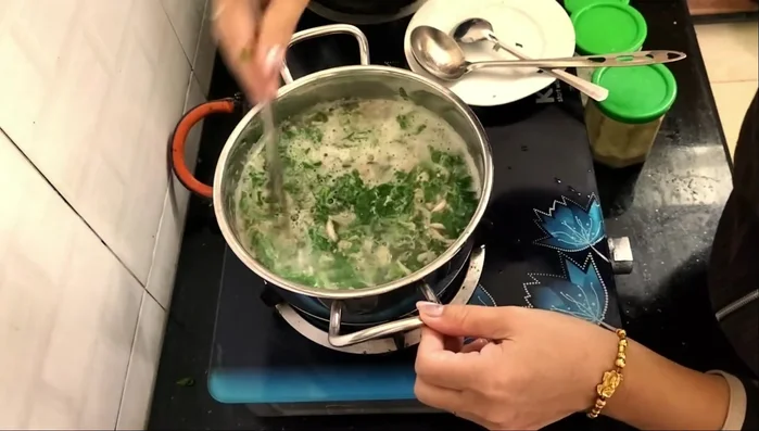 Đun sôi kỹ cho rau cải mềm (nếu thích ăn rau tái thì chỉ cần sôi lên là được).