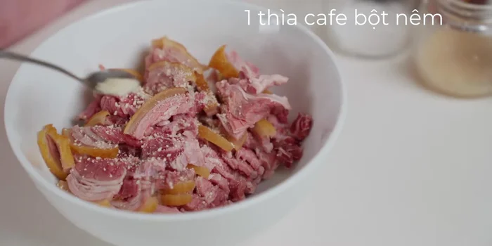 Ướp thịt bê với bột nêm, bột ngọt, muối, đường, tiêu xay, dầu hào, nước mắm và dầu ăn trong 15 phút.