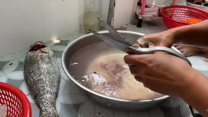 Nấu cháo: Cho gạo và nước vào nồi, nấu chín.