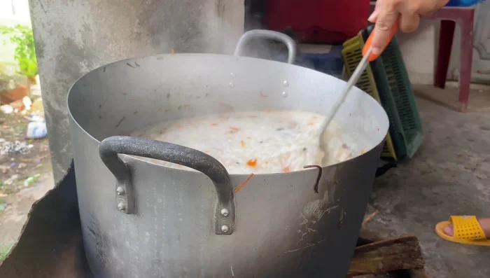 Nêm nếm gia vị cho vừa ăn.
