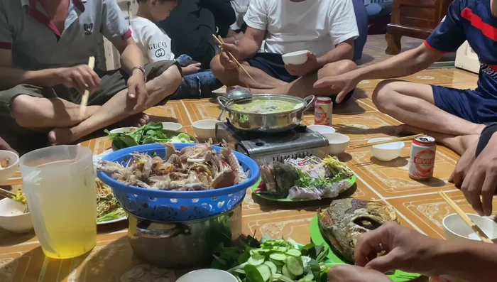 Múc cháo ra tô và thưởng thức.