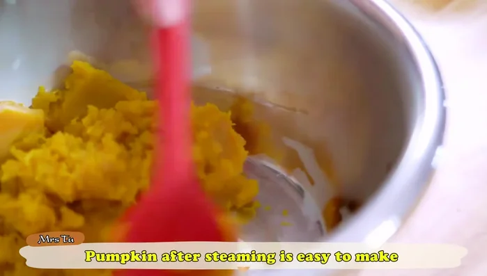 Làm nhuyễn bí đỏ đã hấp chín.
