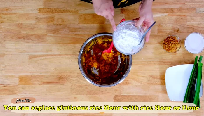 Trộn bí đỏ nhuyễn với bột nếp.
