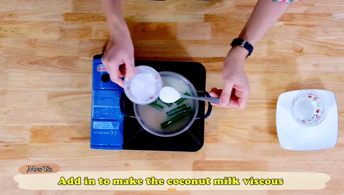 Pha bột gạo với nước lọc, cho từ từ vào nước cốt dừa đang sôi để tạo độ sánh.