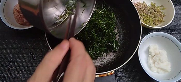 Cho thịt bằm đã ướp vào nồi, xào sơ.