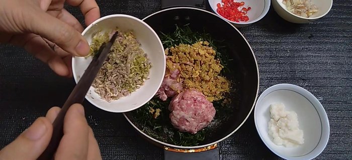 Thêm lá đắng đã thái nhỏ vào nồi.
