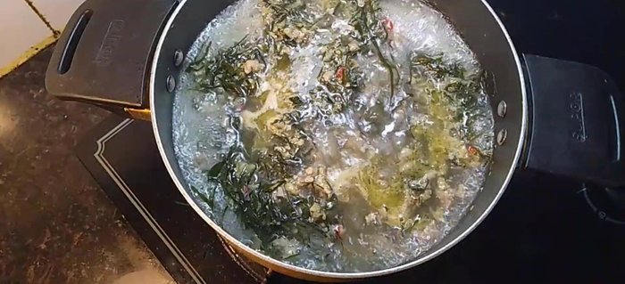 Đổ nước sôi vào, đun sôi khoảng 5-10 phút.