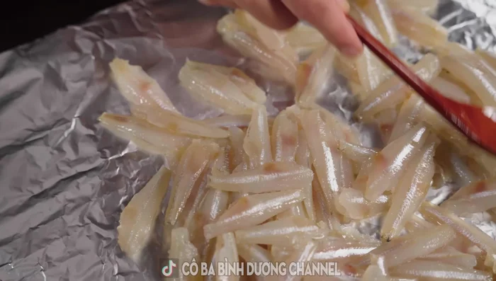 Trải cá ra khay và sấy ở 50 độ C (122 độ F) trong 1 giờ 30 phút. Hoặc phơi nắng 2 tiếng cho cá khô.