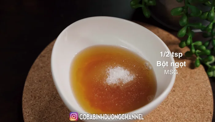 Pha nước sốt: Trộn đều nước mắm, đường, bột ngọt, tiêu, tương ớt và nước.