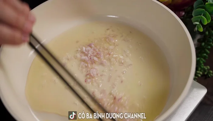 Phi thơm hành tỏi với dầu ăn.