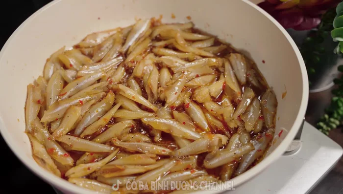 Đổ sốt đã pha vào, đậy nắp kho 1 phút. Mở nắp, trở mặt cá nhẹ nhàng, kho với lửa nhỏ riu riu cho đến khi cá săn lại.