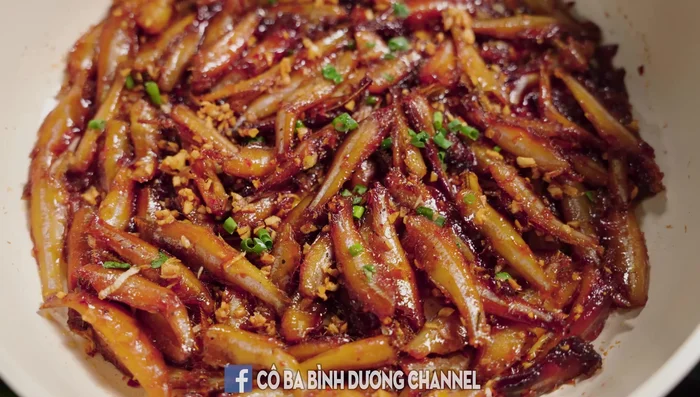 Rắc hành lá và tiêu lên trên.