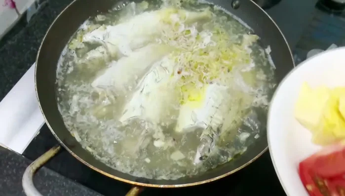 Thêm cà chua và thơm đã cắt vào nồi.