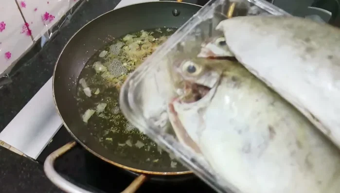 Cho cá dìa vào nồi nước sôi.
