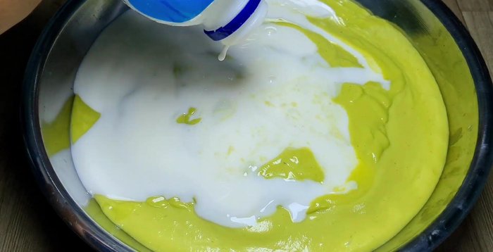 Trộn hỗn hợp: Cho hỗn hợp bơ đã xay vào tô lớn. Thêm 2 chai sữa chua vào và trộn đều (204.15).