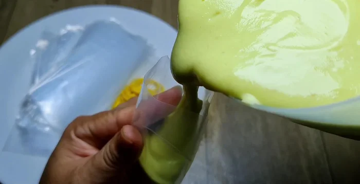 Đổ hỗn hợp vào bịch nilon: Sử dụng dụng cụ có vòi để dễ dàng đổ hỗn hợp vào bịch nilon, cột chặt (253.319).