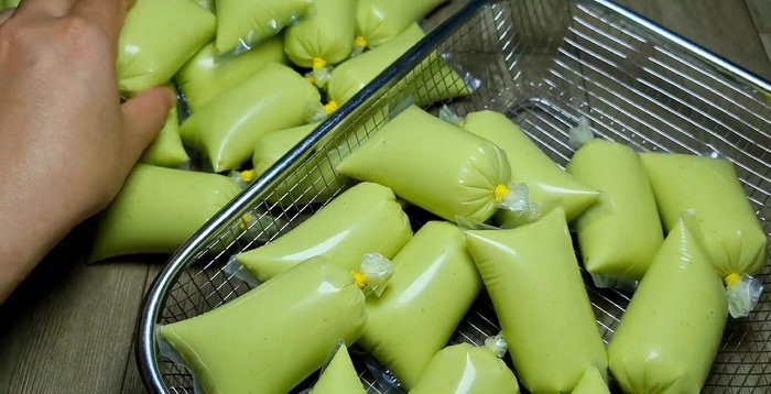 Làm lạnh: Cho các bịch kem vào ngăn đá tủ lạnh, tốt nhất là để qua đêm (315.939).