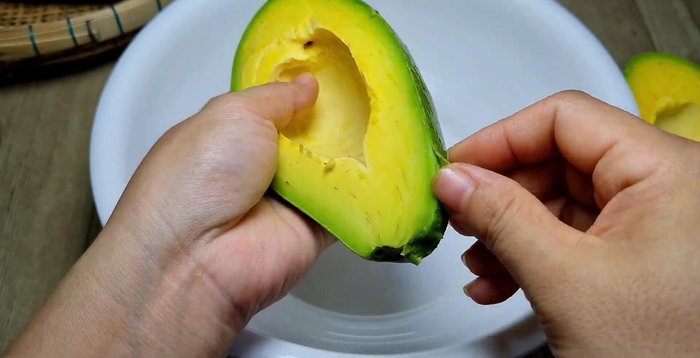 Sơ chế bơ sáp: Chọn những trái bơ hơi mềm, tránh bơ quá mềm sẽ bị thâm đen. Lột vỏ và cắt bơ thành miếng nhỏ (90.07).