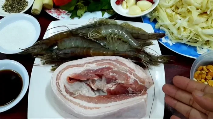 Luộc thịt ba rọi với một ít muối và 1 củ hành tím cho hết mùi hôi.