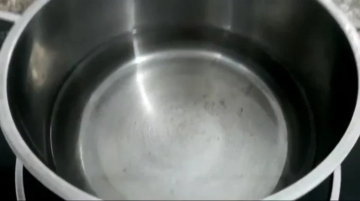 Luộc tôm, sau đó bóc vỏ, bỏ đầu và đuôi (có thể giữ lại một chút đuôi cho đẹp).