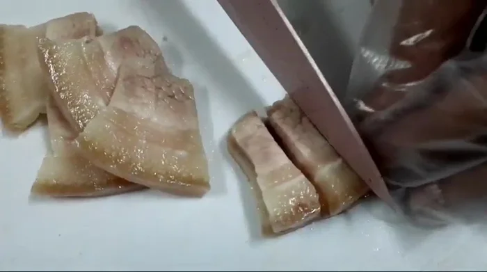 Cắt nhỏ thịt ba rọi đã luộc chín.