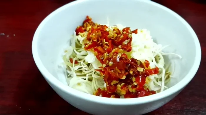 Băm nhỏ tỏi, ớt.
