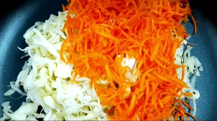 Thêm nước chấm đã pha vào trộn đều.