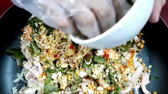 Rắc đậu phộng rang giã nhỏ lên trên.