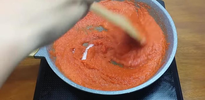 Cho hỗn hợp ớt đã xay vào nồi, thêm đường, muối, hỗn hợp giấm và nước, nấu 35 phút (379.98).