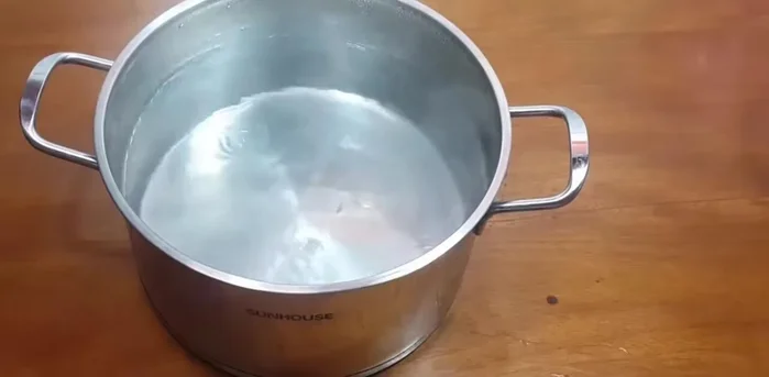 Đổ tương ớt vào lọ đã khử trùng bằng nước sôi có pha chút muối (436.59).