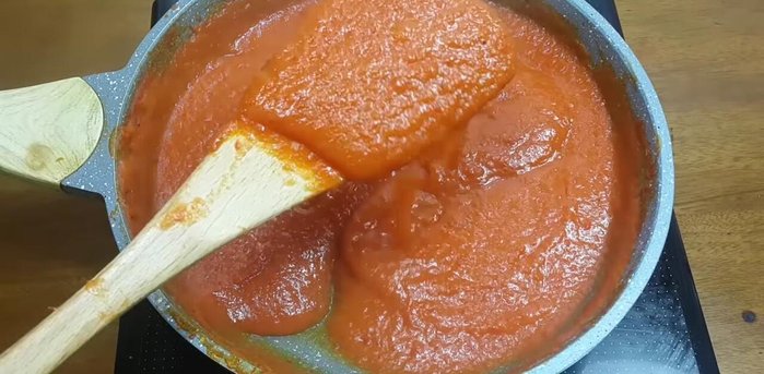 Khuấy đều, nêm nếm lại gia vị cho vừa ăn (483.81).