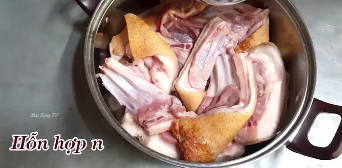 Trộn đều nước sốt và đổ lên thịt heo rừng, dùng bao tay trộn đều để gia vị thấm vào thịt.
