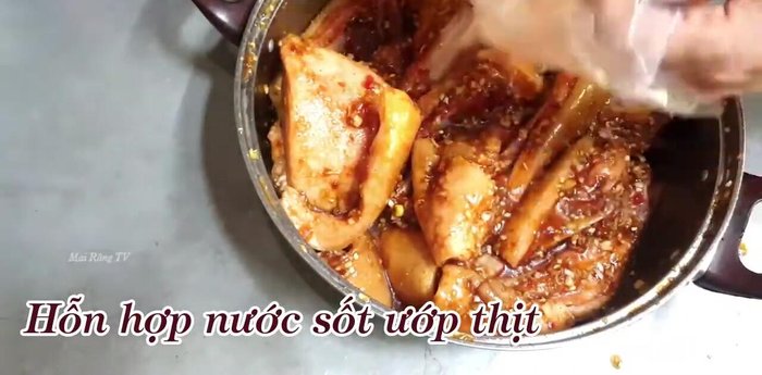 Ướp thịt từ 30 phút đến 1 tiếng để thịt ngấm gia vị.