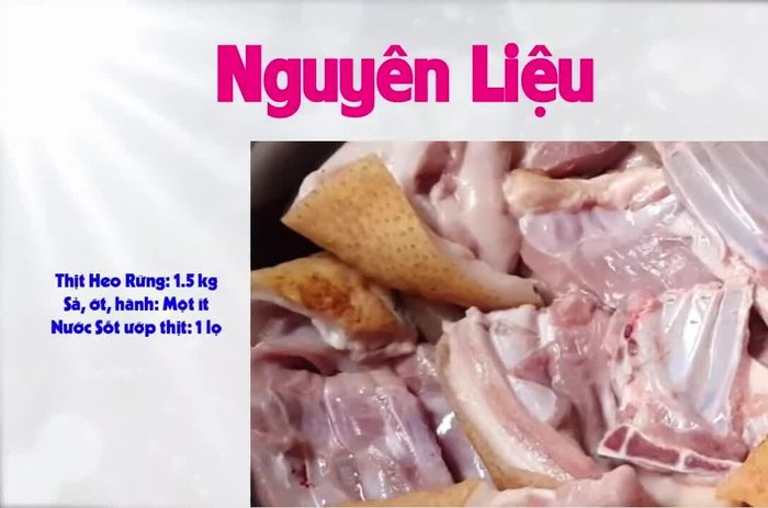 Chuẩn bị nguyên liệu: Thịt heo rừng, sả, ớt, hành tím, tỏi, nước mắm, bột nêm, mật ong, rượu vang, đường, dầu ăn và nước sốt ướp thịt nướng.