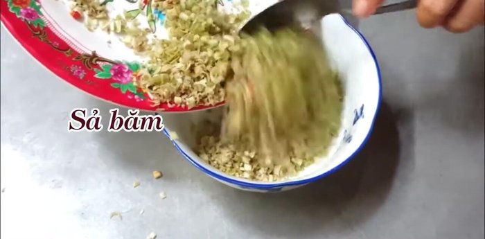 Pha nước sốt ướp thịt: Cho hành tím, tỏi, nước mắm, nước sốt ướp thịt nướng vào chén.