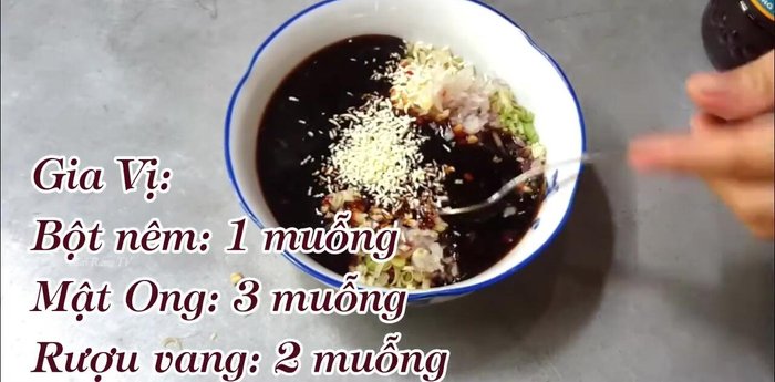 Nêm gia vị: Thêm bột nêm, mật ong, rượu vang, đường và dầu ăn vào chén nước sốt.