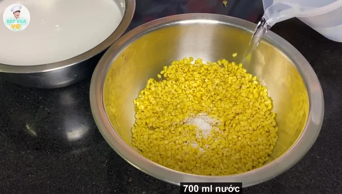 Vo sạch đậu xanh, cho vào tô, thêm chút muối. Ngâm với 700ml nước qua đêm.