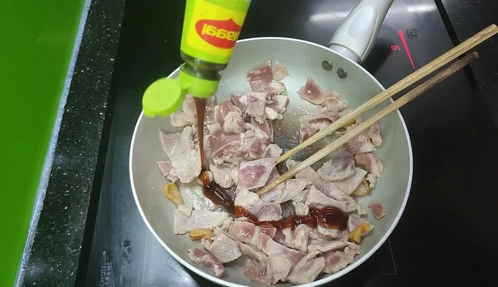 Xào thịt gần chín (tái tái) thì cho su hào và cà rốt (đã thái mỏng) vào xào cùng.