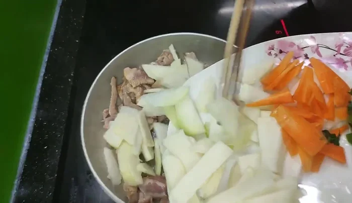 Cho thêm dầu hào để món ăn ngon hơn.