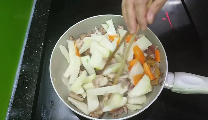 Đậy vung khoảng 2-3 phút để rau nhanh mềm.