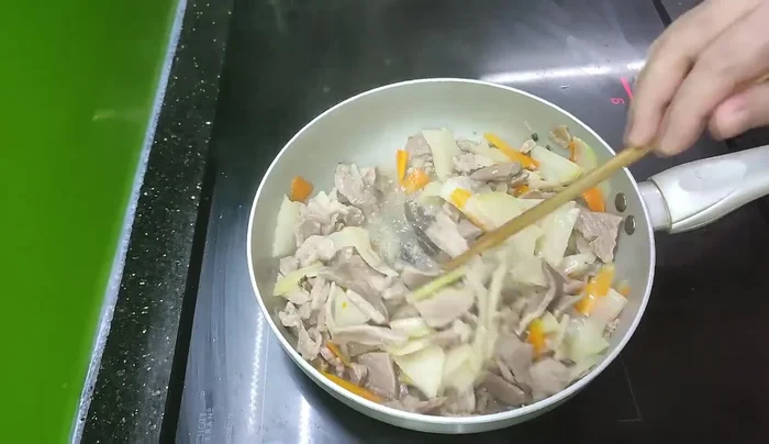 Xào đến khi rau mềm và hơi khô (nếu muốn ăn nước thì giữ lại).