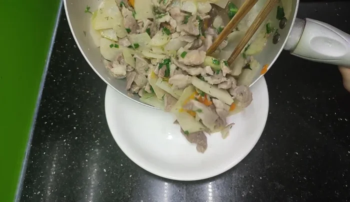 Trình bày ra đĩa và thưởng thức.